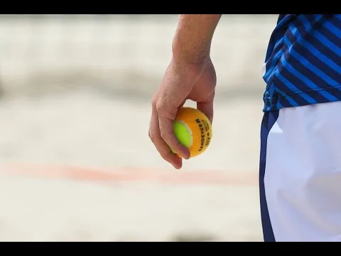 Jogador de beach tennis em quadra de areia praticando esporte ao ar livre para melhorar saúde física e mental.