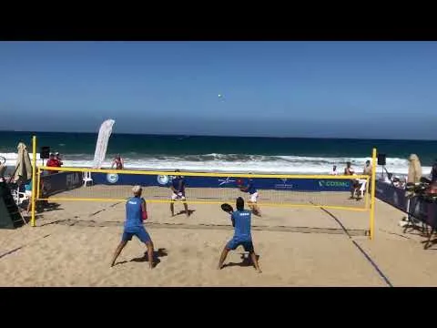 Jogadores praticando beach tennis na praia ao pôr do sol
