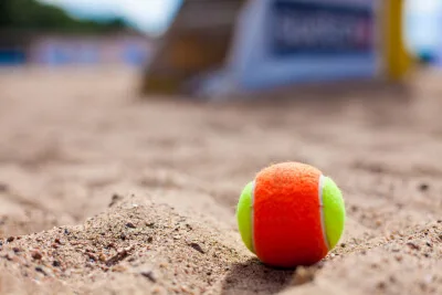 Conjunto de bolas de beach tennis verdes e laranja com alta visibilidade e padrão profissional