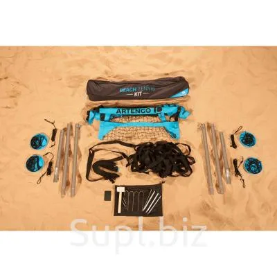 Kit desmontado de rede de beach tennis organizado sobre a areia.