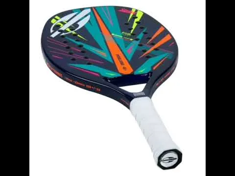 Raquete de beach tennis Mormaii Slam com design geométrico colorido, grip branco e especificações técnicas visíveis, ideal para jogadores que buscam conforto e performance.