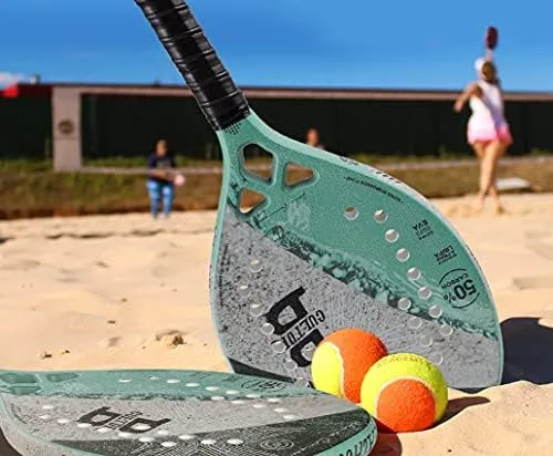 Detalhe da superfície de raquete de beach tennis com textura rugosa para maior efeito na bola