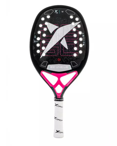 Raquete de padel Drop Shot com design moderno em preto e rosa, logotipo em formato de “X” prateado e cabo branco com grip personalizado.