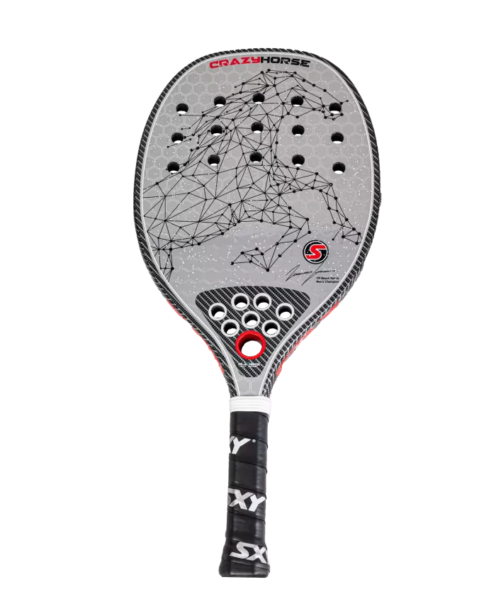 Raquete de padel Sexy Crazy Horse com design geométrico de cavalo estilizado em preto, detalhes em vermelho e azul, e cabo branco com logotipo SXY.
