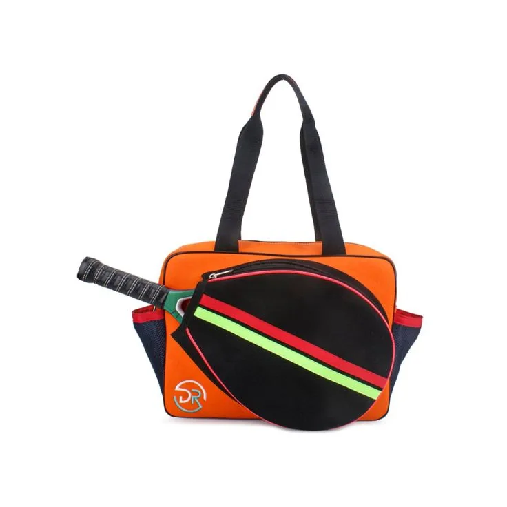 Bolsa esportiva laranja com compartimento para raquete, ideal para beach tennis e padel.
