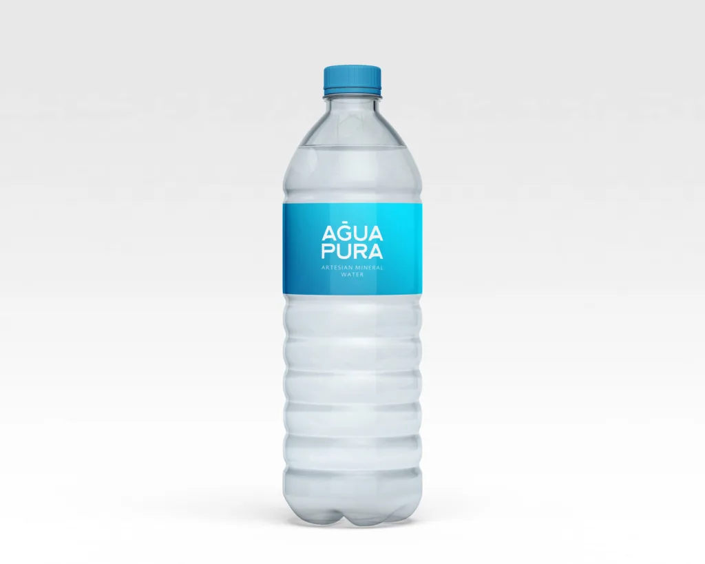 Garrafa plástica transparente com tampa azul e rótulo “ÁGUA PURA”, destacando água mineral artesiana para hidratação esportiva.