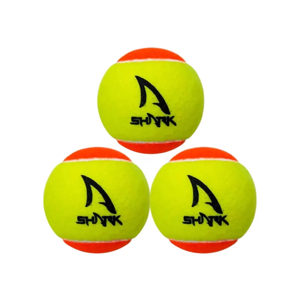 Três bolas de tênis amarelas com faixas laranja e logotipo SHARK em destaque.