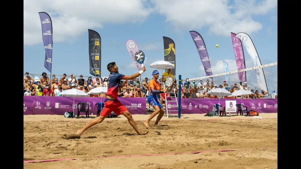 Jogadores disputando partida de beach tennis em quadra de areia durante torneio internacional em Gran Canaria.