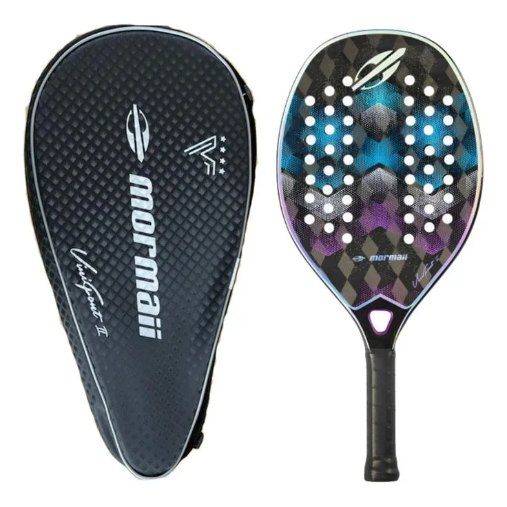 Raquete de padel Mormaii Vulcan II com capa protetora preta e design geométrico em azul e roxo.