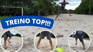 Pessoa realizando treino de agilidade em quadra de areia, saltando sobre cones coloridos, com exercícios complementares de pernas em destaque.