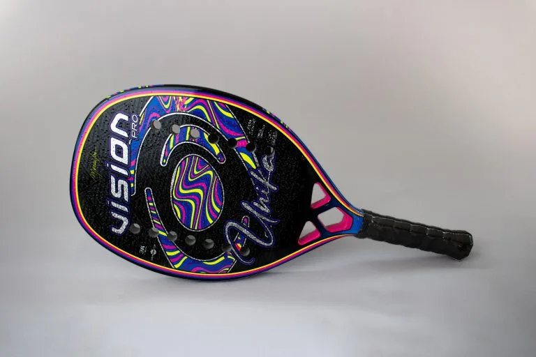 Raquete Vision de Beach Tennis em destaque, com design moderno e estrutura leve para máximo controle e precisão.