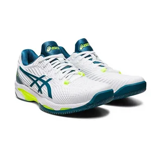 Par de tênis esportivos Asics brancos com detalhes em azul e amarelo neon, exibindo o logotipo da marca nas laterais e design moderno voltado para performance e conforto em quadras.