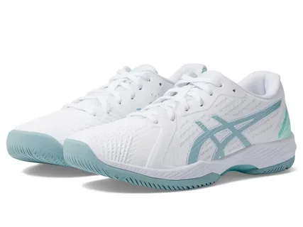 Par de tênis Asics brancos com detalhes em azul claro, posicionados lado a lado sobre fundo branco. O design apresenta o logotipo da Asics nas laterais, solado e biqueira em tom azul claro, cabedal em malha respirável e cadarços brancos.