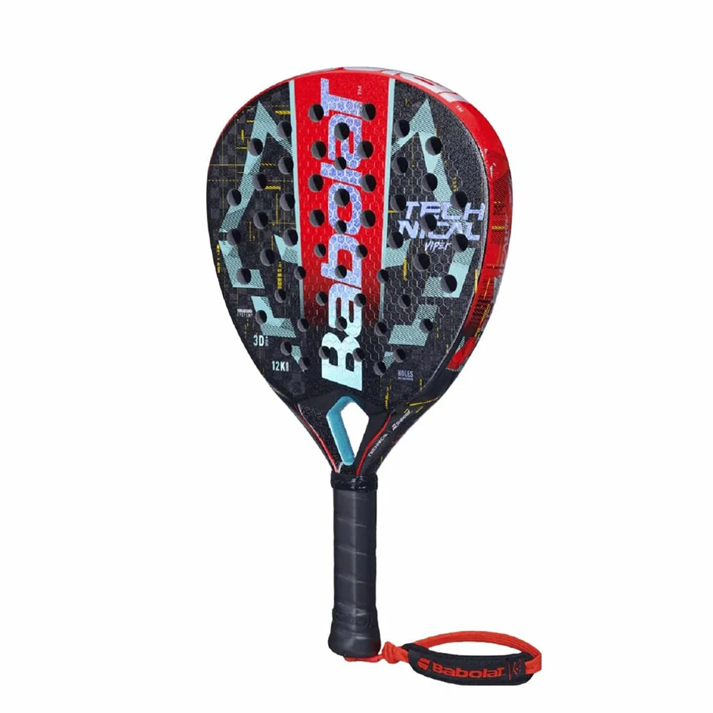 Raquete de padel Babolat Technical Viper, com design em preto, vermelho e azul, estrutura em carbono 12K e superfície texturizada com furos simétricos, empunhadura preta e alça vermelha com logotipo da marca.