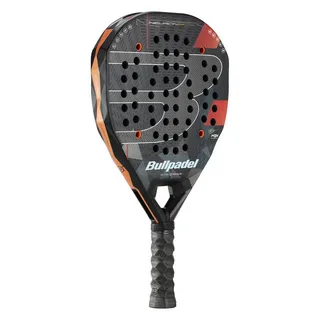 Raquete de padel Bullpadel modelo Neuron, design moderno em preto, cinza e laranja, com formato de lágrima e perfurações para melhor aerodinâmica.
