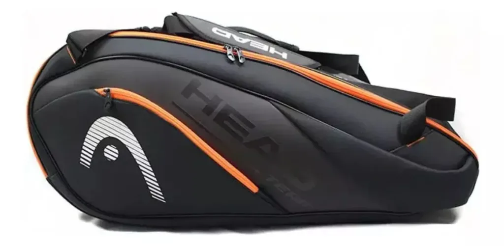 Raqueteira esportiva preta da marca Head, com detalhes em laranja e logotipo branco, design aerodinâmico e compartimentos com zíper para transporte de raquetes e acessórios.