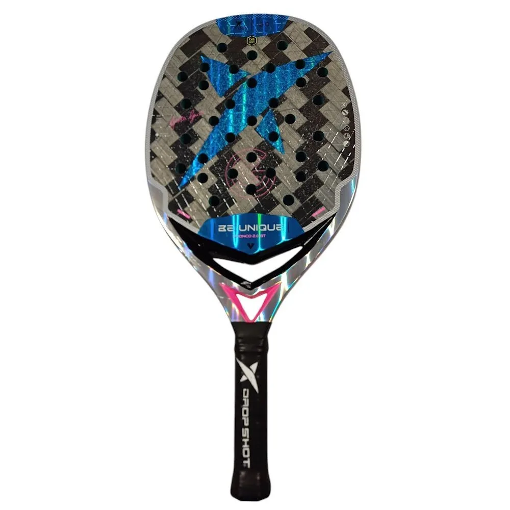 Raquete Drop Shot Be Unique 2.0 BT para beach tennis, com design moderno em carbono, detalhes azuis e rosa, e o logotipo “X” em destaque no centro.
