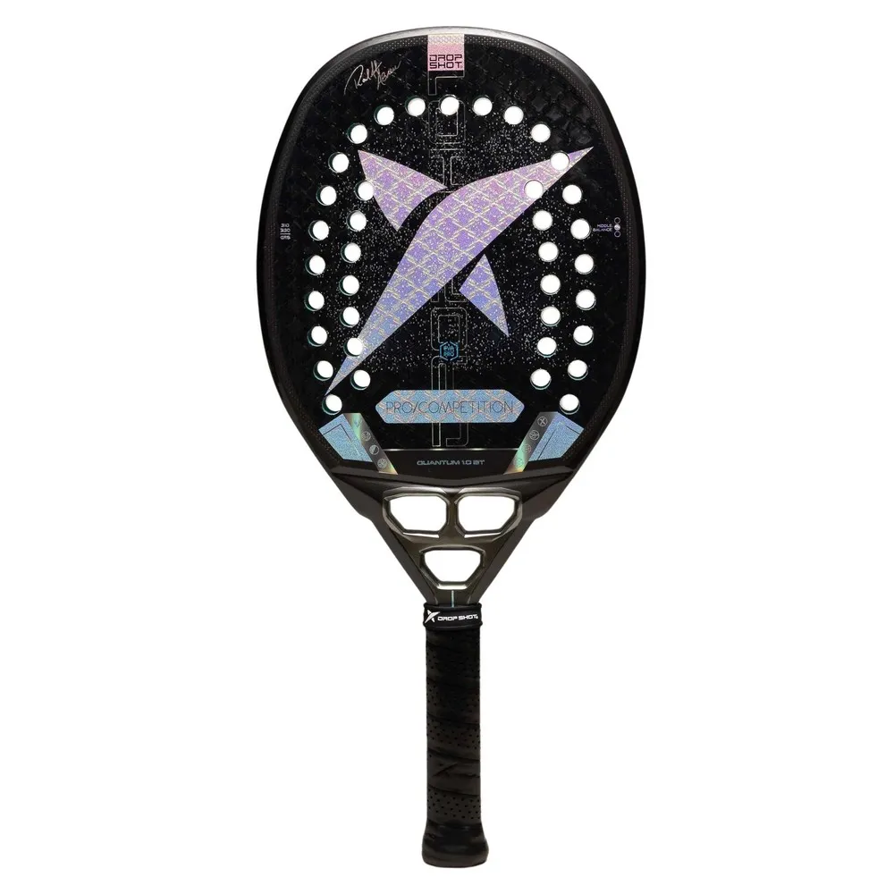 Raquete Drop Shot Quantum 1.0 BT para beach tennis, com design preto e detalhes holográficos em formato de “X”, estrutura perfurada e assinatura de R. J. K. na parte superior.
