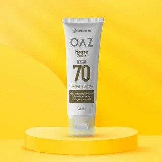 Frasco de protetor solar OAZ FPS 70 da Eurofarma, em embalagem branca com tampa transparente, posicionado sobre fundo amarelo vibrante.