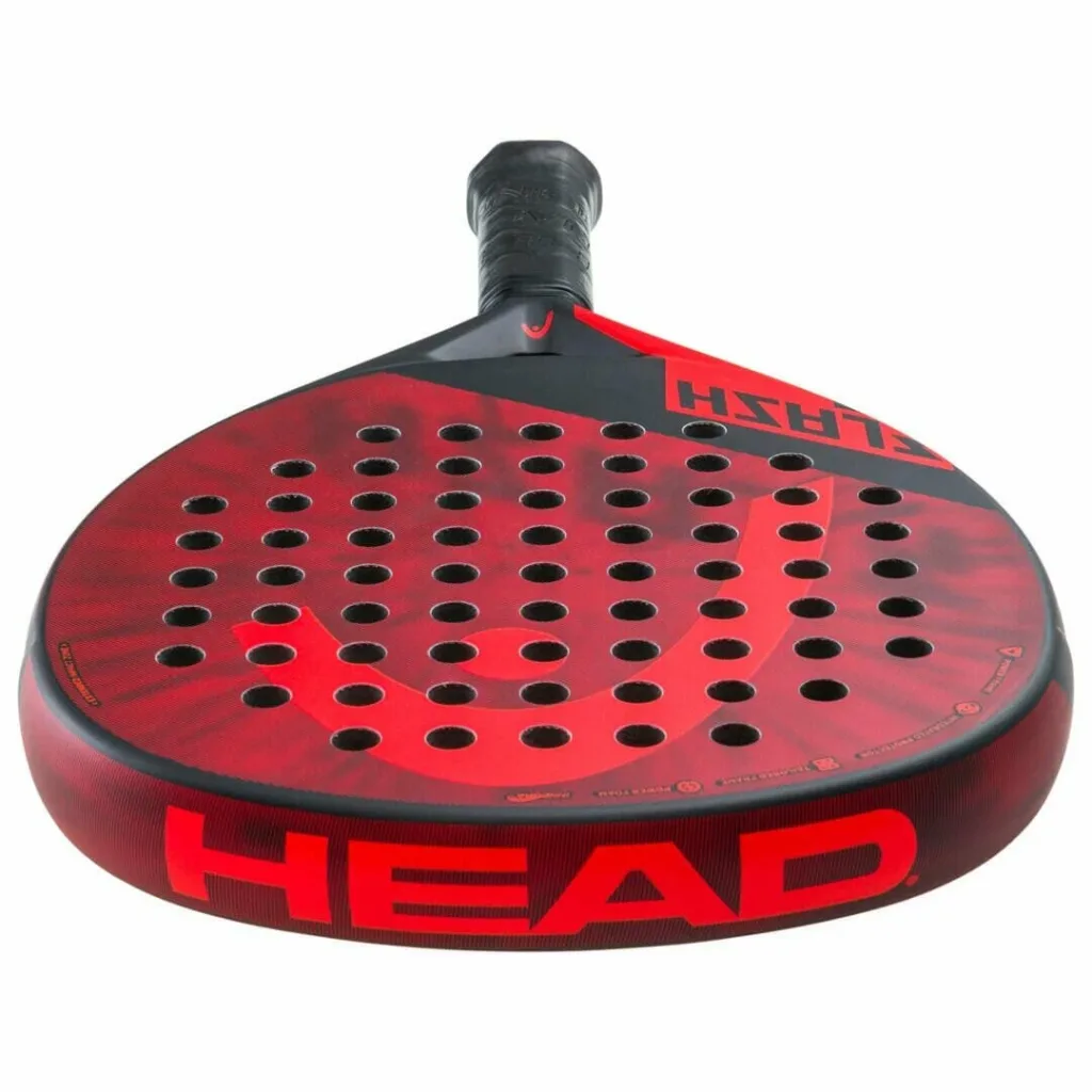 Raquete de padel HEAD Flash em preto e vermelho, com logotipo HEAD em destaque e superfície perfurada para controle e estabilidade.