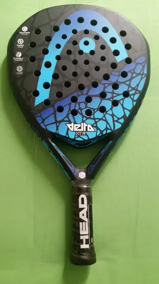 Raquete de padel Head Delta XTR com design em preto e azul, formato de lágrima e furos simétricos na face. O logotipo da Head aparece em destaque na parte superior, com o nome “Delta XTR” na base e cabo preto com marcação branca.