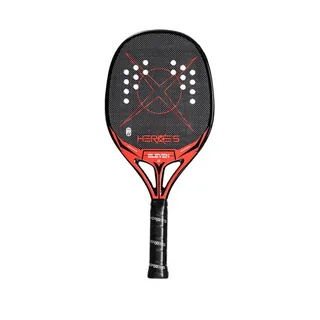 Raquete profissional de tênis de praia Heroes modelo Eleven 2.0, com rosto de fibra de carbono tecido em preto, gráficos em linha vermelha em forma de X, ponte e cabo vermelhos com empunhadura preta sobre fundo branco.