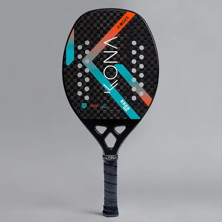 Raquete de beach tennis Kona Kode com design moderno em carbono, padrão quadriculado preto e detalhes em azul turquesa e laranja, exibindo o nome “KONA” em letras brancas verticais e cabo preto com grip cinza.