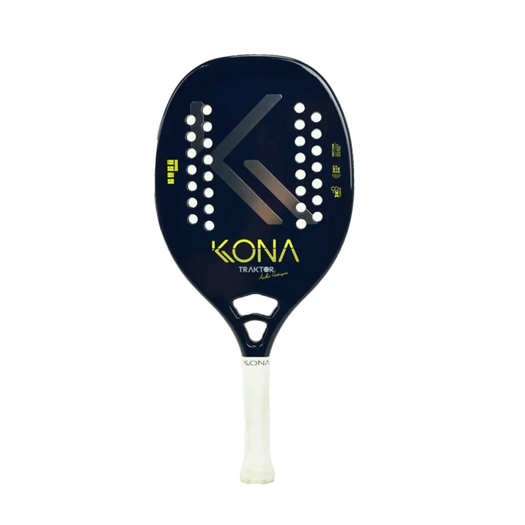 Raquete de beach tennis Kona Traktor, modelo assinado por Adrián Allemandi, com design preto e detalhes em amarelo, exibe o logotipo “KONA” centralizado e furos simétricos na face, além de cabo branco com empunhadura ergonômica.