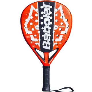 Raquete de padel Babolat Veron com design em preto e laranja, formato de lágrima e furos simétricos na face. O cabo preto possui alça de segurança com o logotipo Babolat em vermelho.