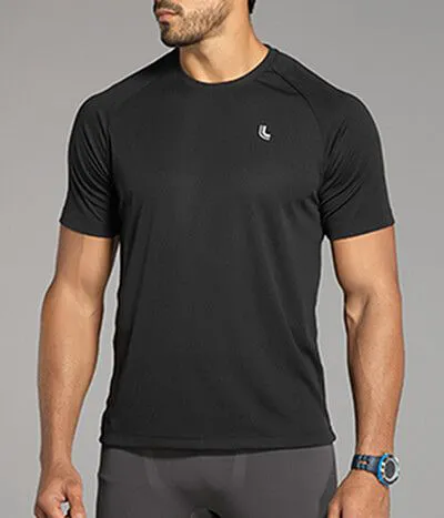 Homem vestindo camiseta esportiva preta de manga curta com logo pequeno da marca Lupo no peito esquerdo, em fundo cinza neutro. O tecido parece leve e ajustado ao corpo, ideal para atividades físicas.