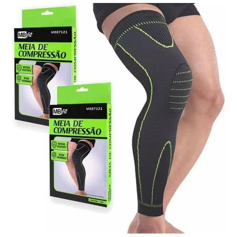 Meia de compressão MBfit preta com detalhes em verde, cobrindo toda a perna do atleta, desde a coxa até o tornozelo, indicada para suporte muscular e melhora da circulação em esportes de areia.