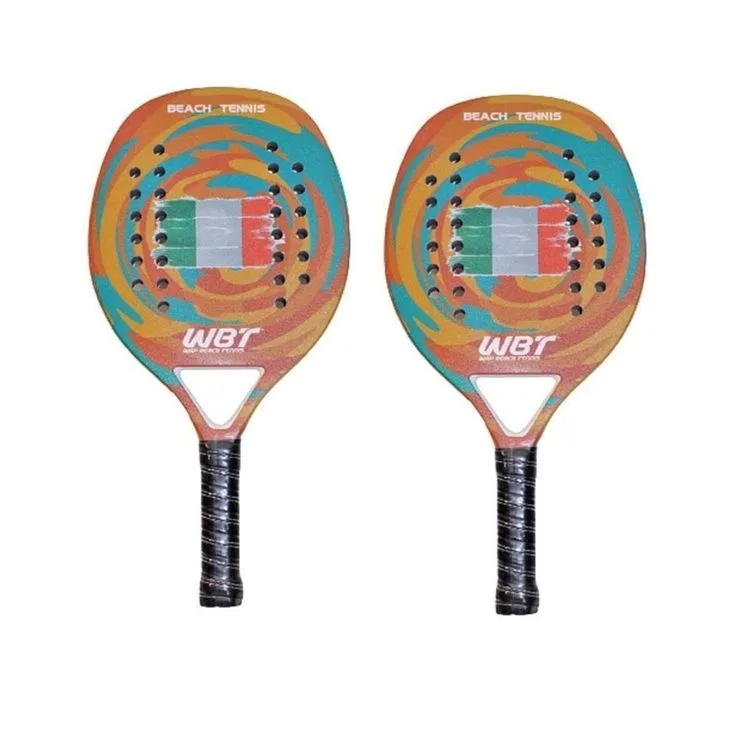 Duas raquetes de beach tennis WBT idênticas, com design colorido em tons de laranja, azul e verde, exibindo o logotipo “WBT” e a bandeira da Itália no centro da face, posicionadas lado a lado sobre fundo branco.