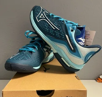 Par de tênis Mizuno Wave Exceed Tour 6 em tons de azul e branco, com design moderno e tecnologia Mizuno Enerzy, exibidos sobre uma caixa da marca.