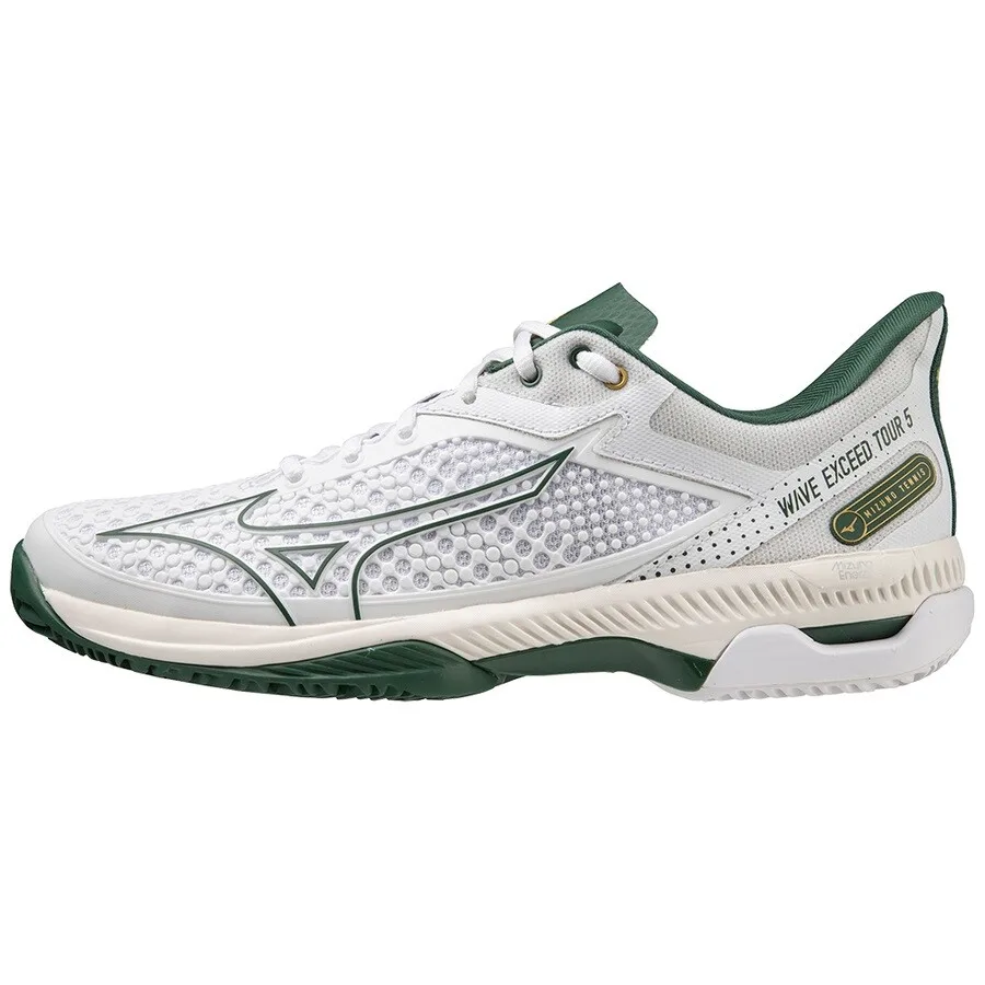 Tênis Mizuno Wave Exceed Tour 5 branco com detalhes em verde, visto de lado sobre fundo branco. O design apresenta textura em círculos na lateral, solado com tecnologia Mizuno Enerzy, e o logotipo da Mizuno em verde escuro.