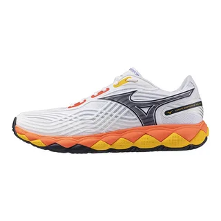 Tênis Mizuno Wave Enforce Tour visto de lado, com cabedal branco em malha respirável e detalhes em cinza, laranja e amarelo. O solado apresenta design ondulado com camadas coloridas e o logotipo da Mizuno em destaque na lateral.