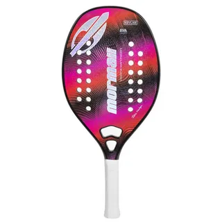 Raquete de beach tennis Mormaii, com design vibrante em tons de rosa, roxo, vermelho e preto, empunhadura branca e superfície perfurada simetricamente; exibe o logotipo da marca e inscrições como “Kevlar”, “EVA Soft” e “Beach Tennis”.