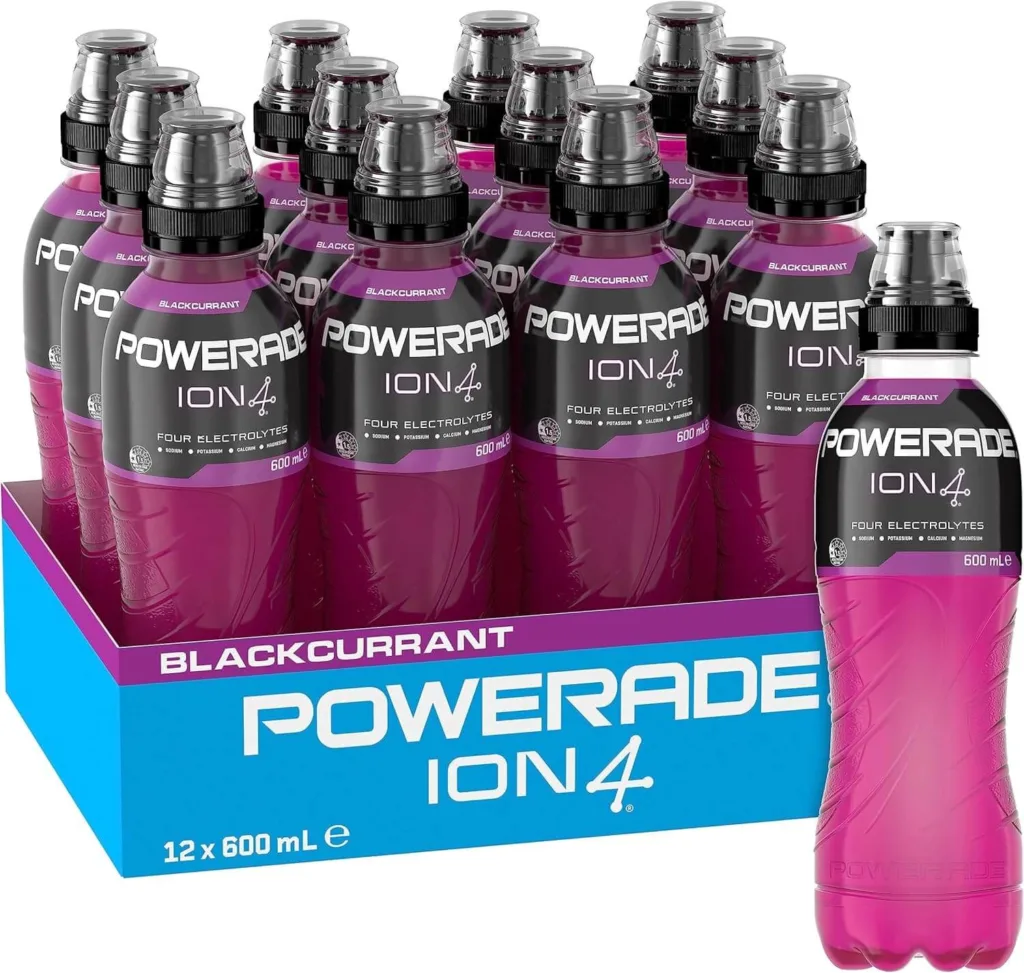 Powerade Ion4 sabor blackcurrant em garrafas de bebida isotônica para hidratação esportiva e reposição de eletrólitos durante exercícios físicos.