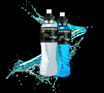 Garrafas de Powerade em diferentes sabores com bebida isotônica para hidratação esportiva e reposição de eletrólitos durante exercícios físicos.