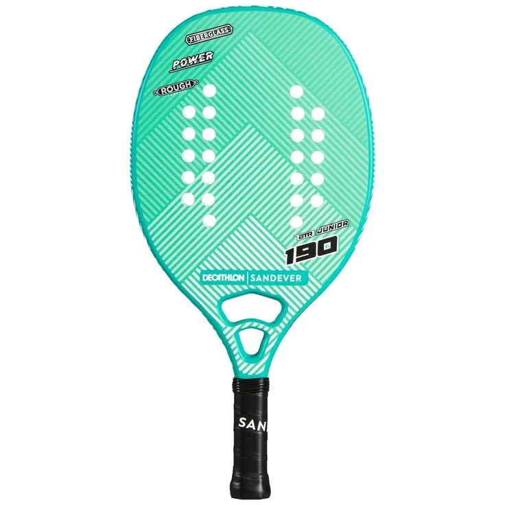 Raquete de beach tennis Decathlon Sandever modelo BTR Junior 130, na cor verde turquesa com detalhes em branco e preto, feita em fibra de vidro, com furos simétricos e cabo revestido em grip preto.