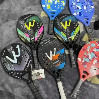 Conjunto de sete raquetes de padel W. Cameron, dispostas sobre uma superfície cinza, com designs variados e coloridos — incluindo modelos em preto, azul, verde, vermelho e rosa, todos com o logotipo “W” em destaque e superfície perfurada.