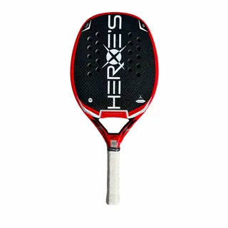 Raquete de beach tennis Heroe’s com design esportivo em preto, vermelho e branco, apresentando textura de carbono, furos simétricos e empunhadura branca. O nome “HEROE’S” aparece em destaque vertical no centro da face.