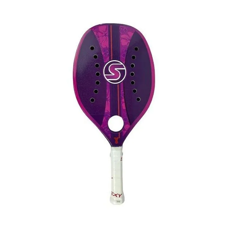 Raquete de padel roxa e rosa com design moderno, furos simétricos na face e logotipo central em forma de “S”. O cabo é branco com a palavra “SEXY” em vermelho, destacando o estilo da marca.