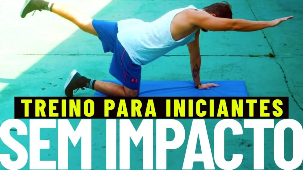Pessoa em colchonete azul realizando exercício de equilíbrio e fortalecimento do core, usando camiseta azul clara, shorts azuis e tênis pretos.