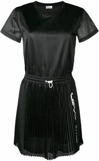 Vestido esportivo feminino preto feito em tecido perfurado tipo mesh, com mangas curtas, cintura ajustada e saia plissada, ideal para prática de beach tennis com estilo e conforto.