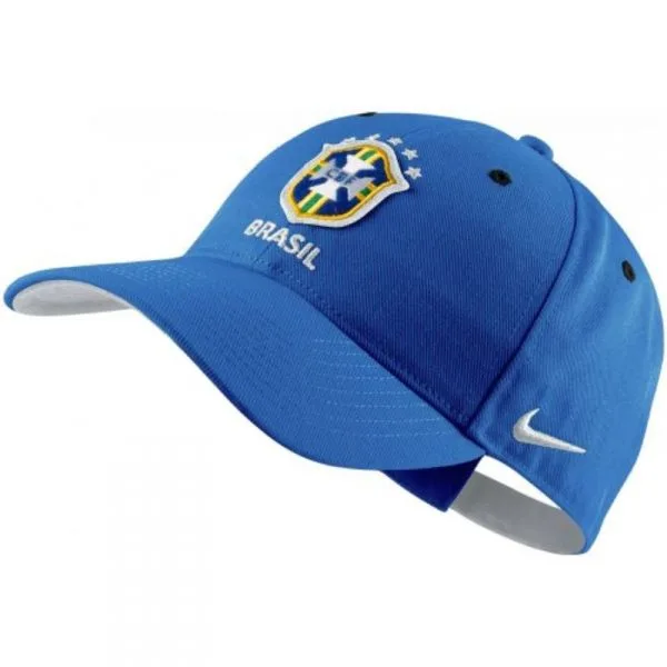 Boné azul da Nike com o escudo da Seleção Brasileira bordado na parte frontal, contendo estrelas e a palavra “BRASIL” abaixo. O logotipo branco da Nike aparece na lateral da aba.
