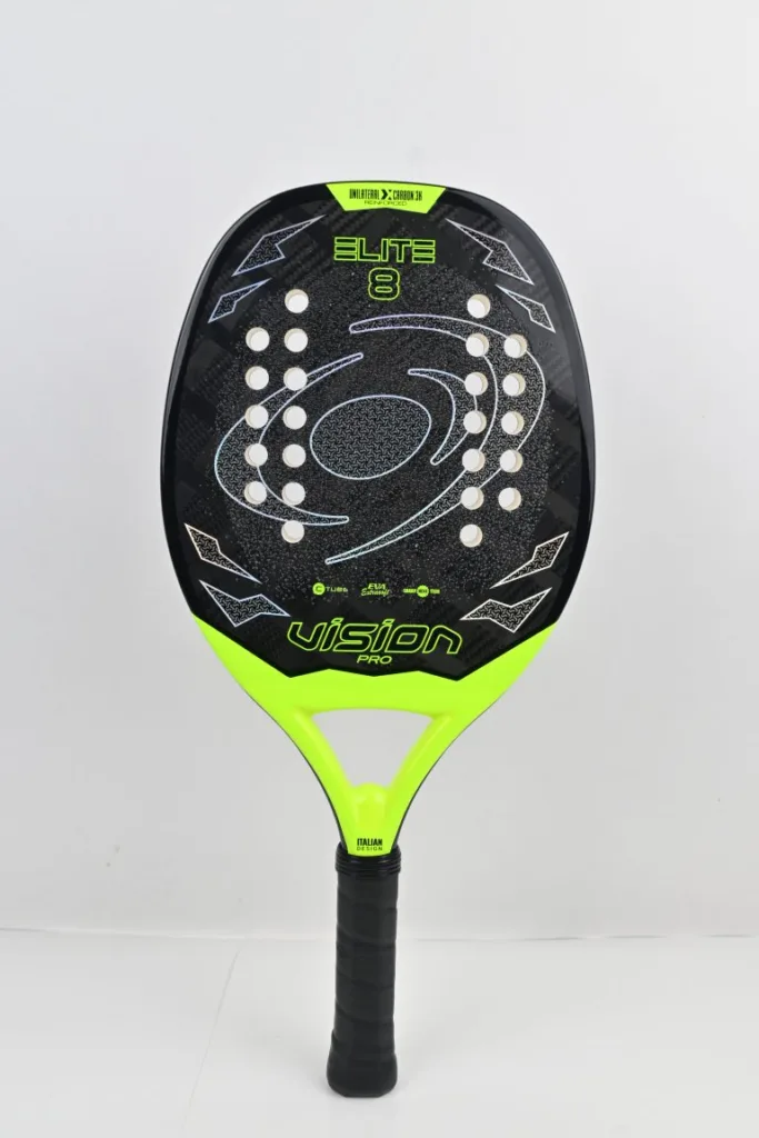 Raquete de beach tennis Vision Pro Elite 8 com design italiano, face preta com detalhes em neon amarelo e furos simétricos, cabo preto e acabamento em carbono 3K de alta performance.