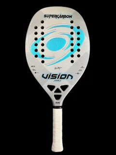 Raquete de beach tennis Vision Pro SuperCarbon, com design italiano, estrutura prateada e detalhes em azul, mostrando furos simétricos na face e cabo branco envolto em grip.