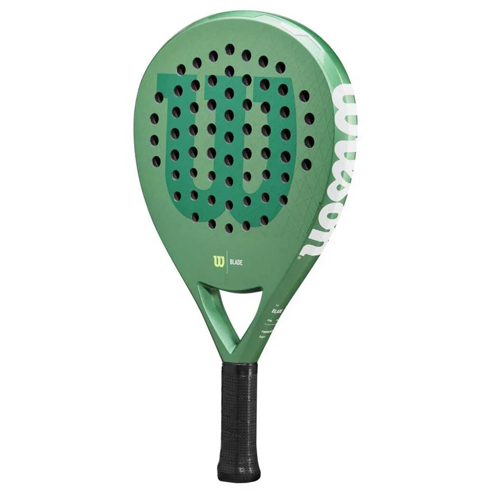 Raquete de padel Wilson Blade verde com perfurações circulares, cabo preto e logotipo Wilson em destaque na face.
