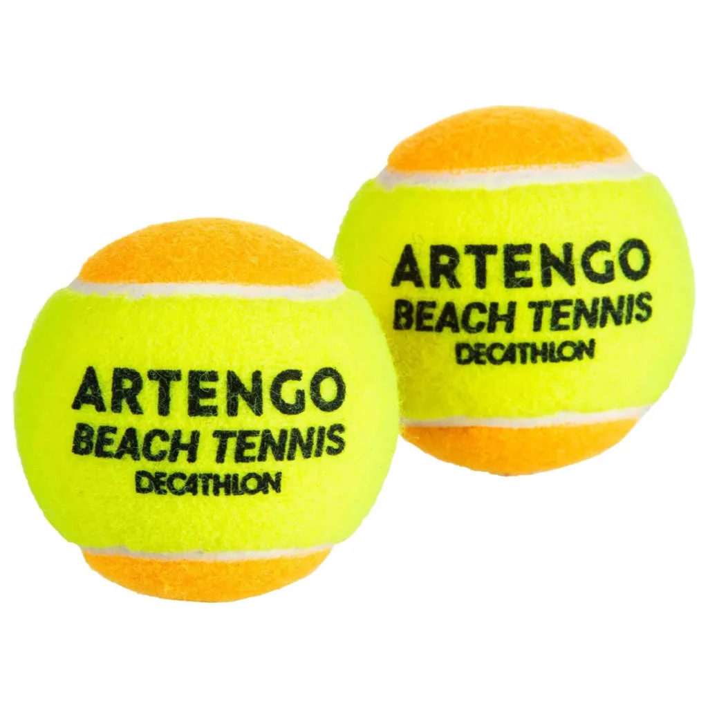 Duas bolas de beach tennis Artengo Decathlon com design bicolor — amarelo neon e laranja — e inscrição “ARTENGO BEACH TENNIS DECATHLON” em preto, posicionadas lado a lado sobre fundo branco.