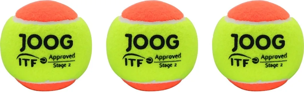 Três bolas de beach tennis JOOG ITF Stage 2 lado a lado sobre fundo branco, com design bicolor — parte superior laranja e parte inferior amarelo neon — e inscrição “JOOG ITF Approved Stage 2” em preto.